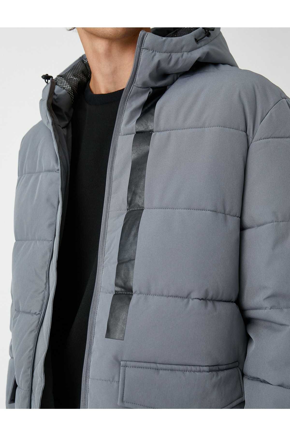 ژاکت پفی کلاهدار با جزئیات جیب چاپ شده