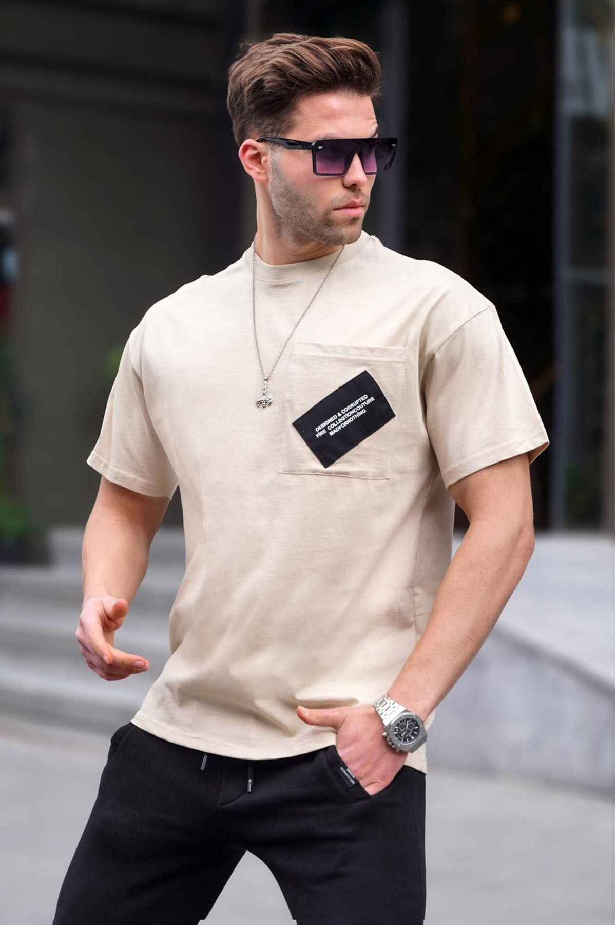 تیشرت یقه خدمه مشکی با جزئیات جیبی