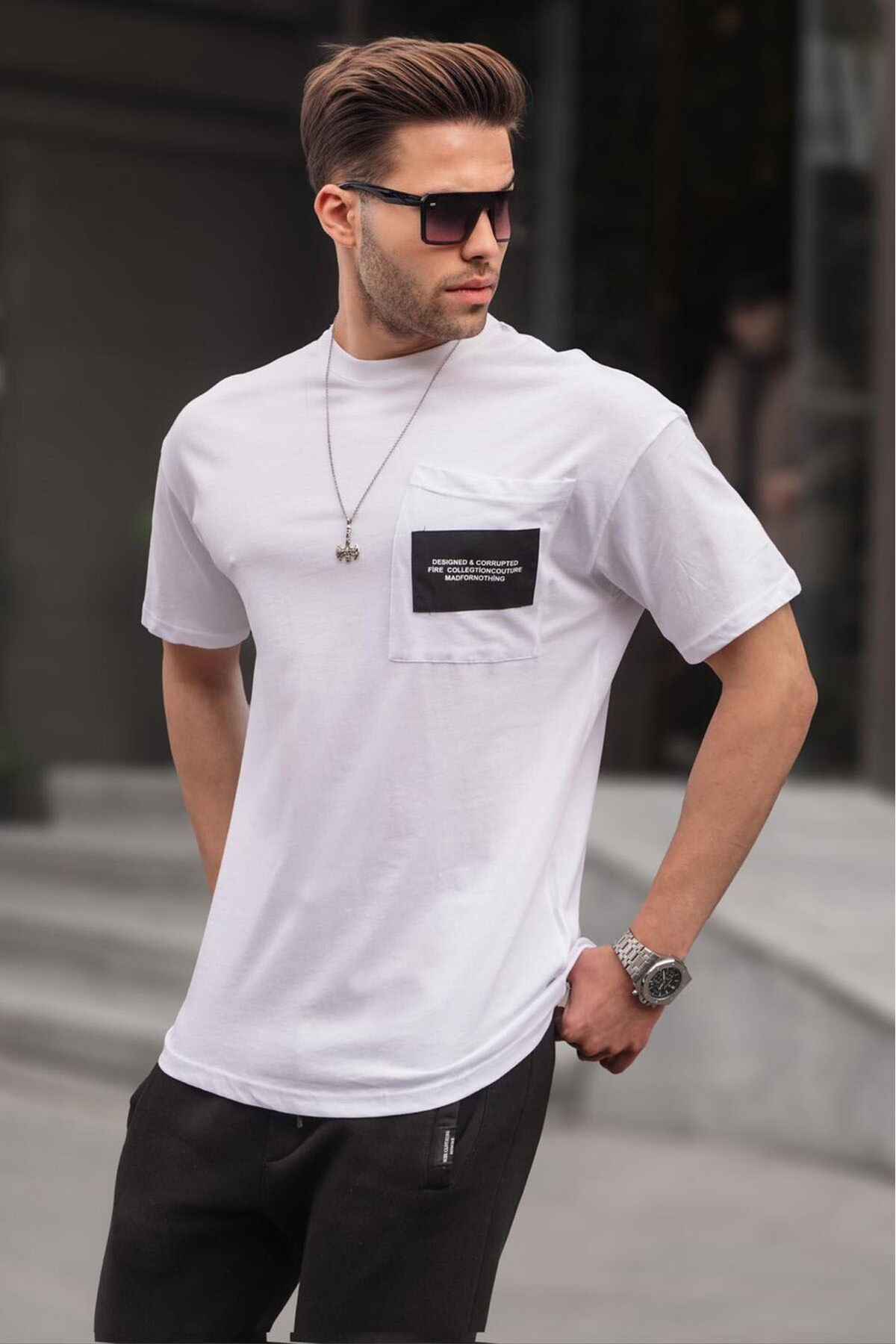 تیشرت یقه خدمه مشکی با جزئیات جیبی