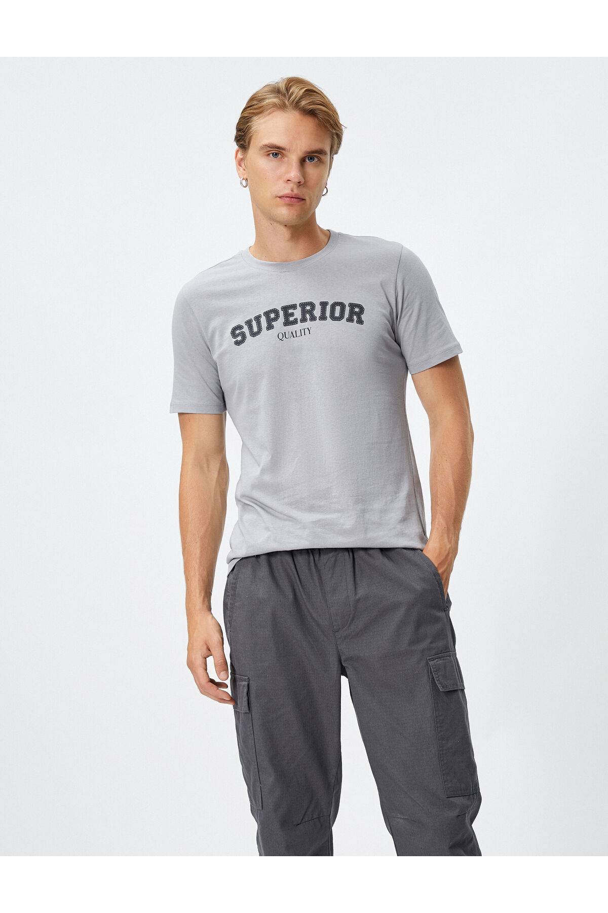 تیشرت یقه کوتاه نخی با چاپ شعار