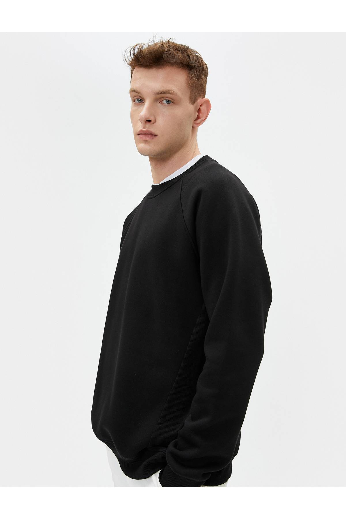 سویشرت یقه خدمه با جزئیات دوخت، برش راحت