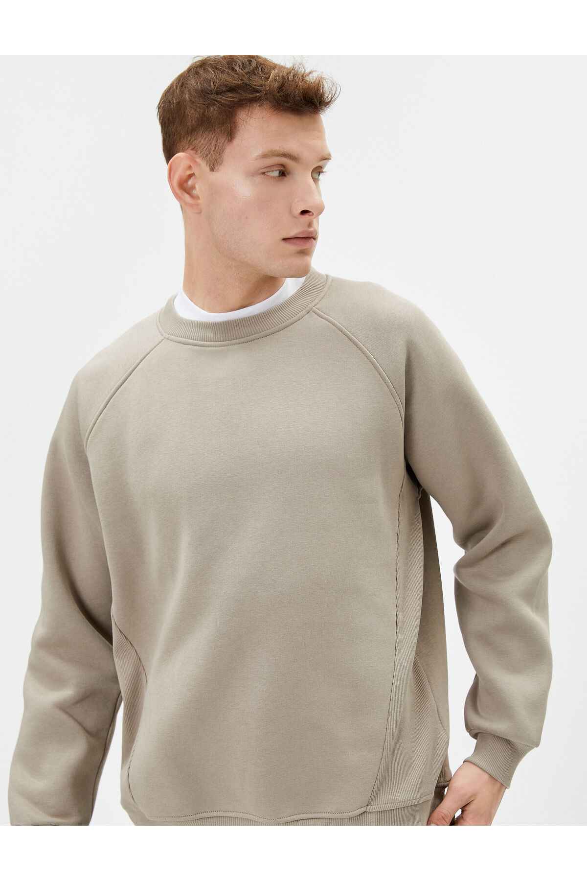 سویشرت یقه خدمه با جزئیات دوخت، برش راحت