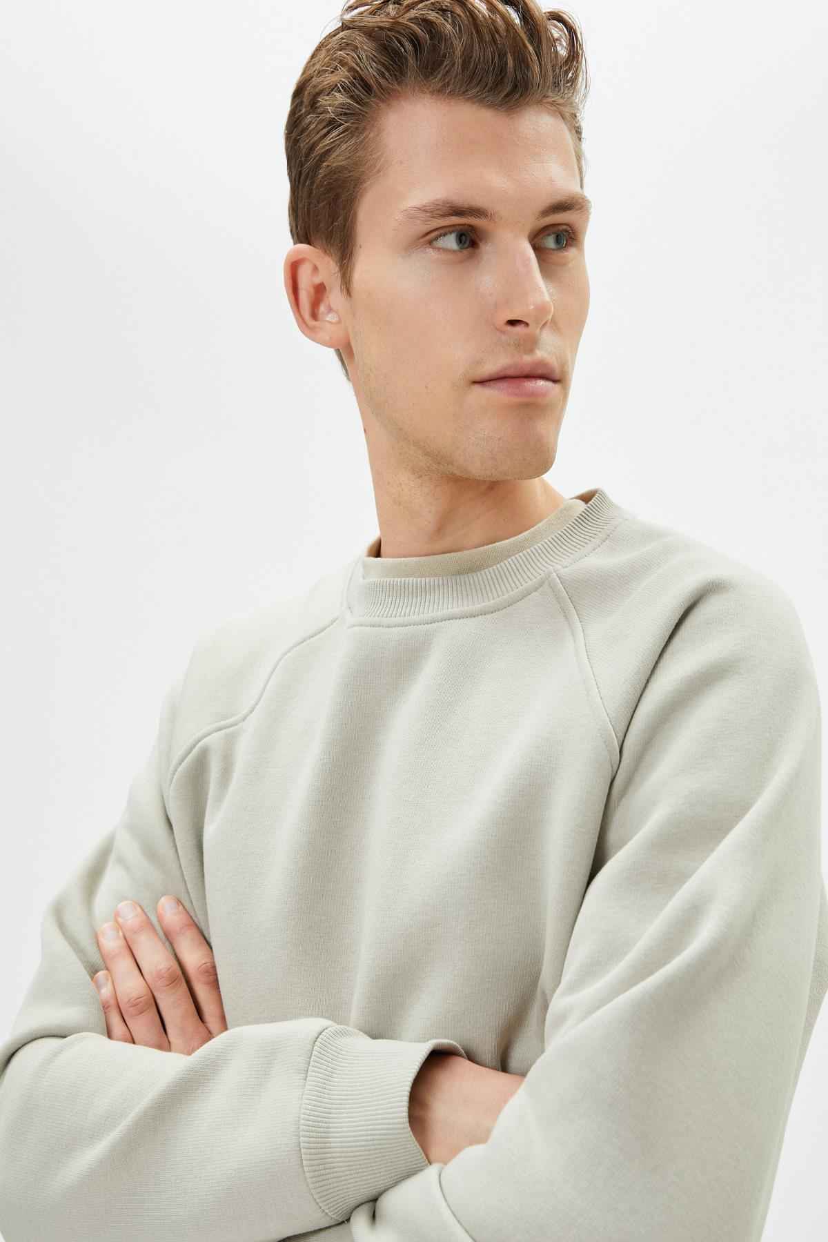 سویشرت یقه خدمه با جزئیات دوخت، برش راحت