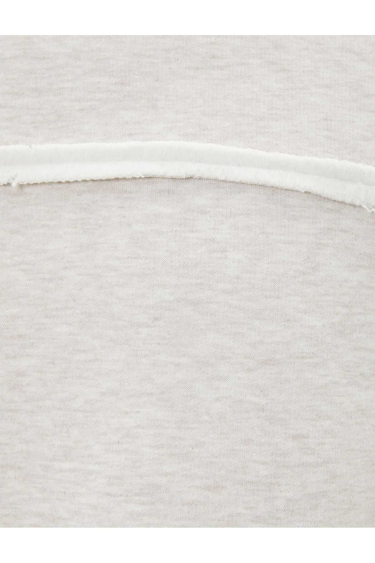 سویشرت کلاهدار بزرگ با جزئیات دوخت آستین بلند