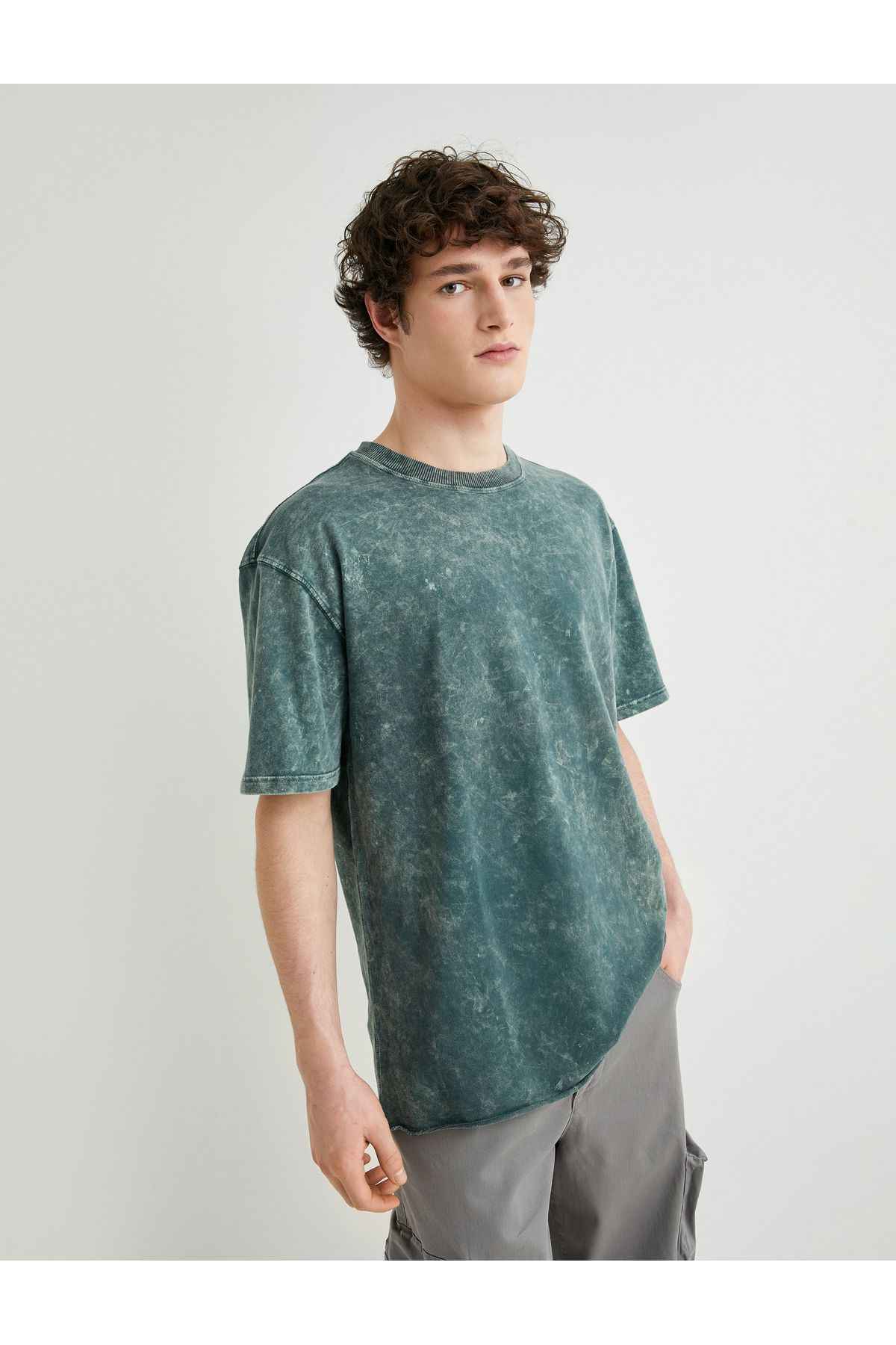 آستین کوتاه تیشرت با یقه خدمه شسته بزرگ