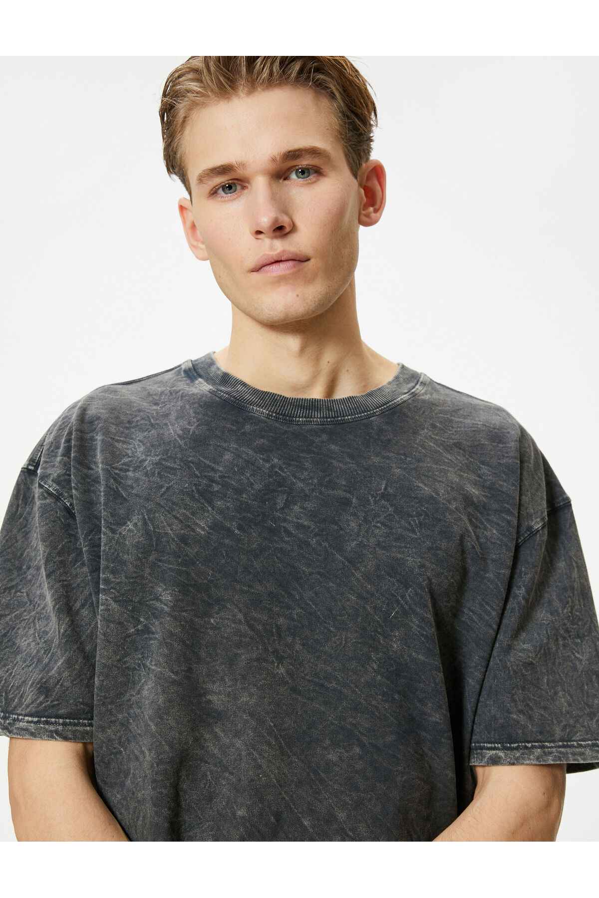 آستین کوتاه تیشرت با یقه خدمه شسته بزرگ