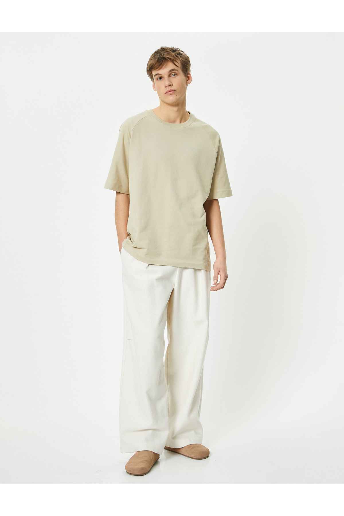 تیشرت یقه خدمه با جزئیات دوخت، شانه های بیرونی