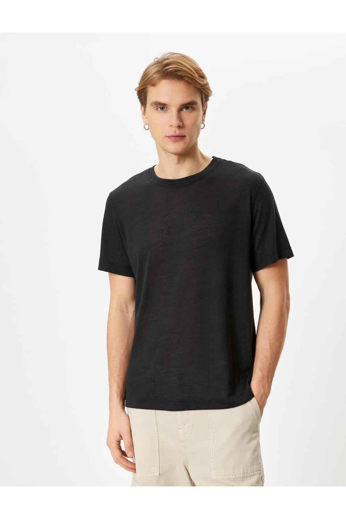 تیشرت یقه خدمه آستین کوتاه با جزئیات دوخت