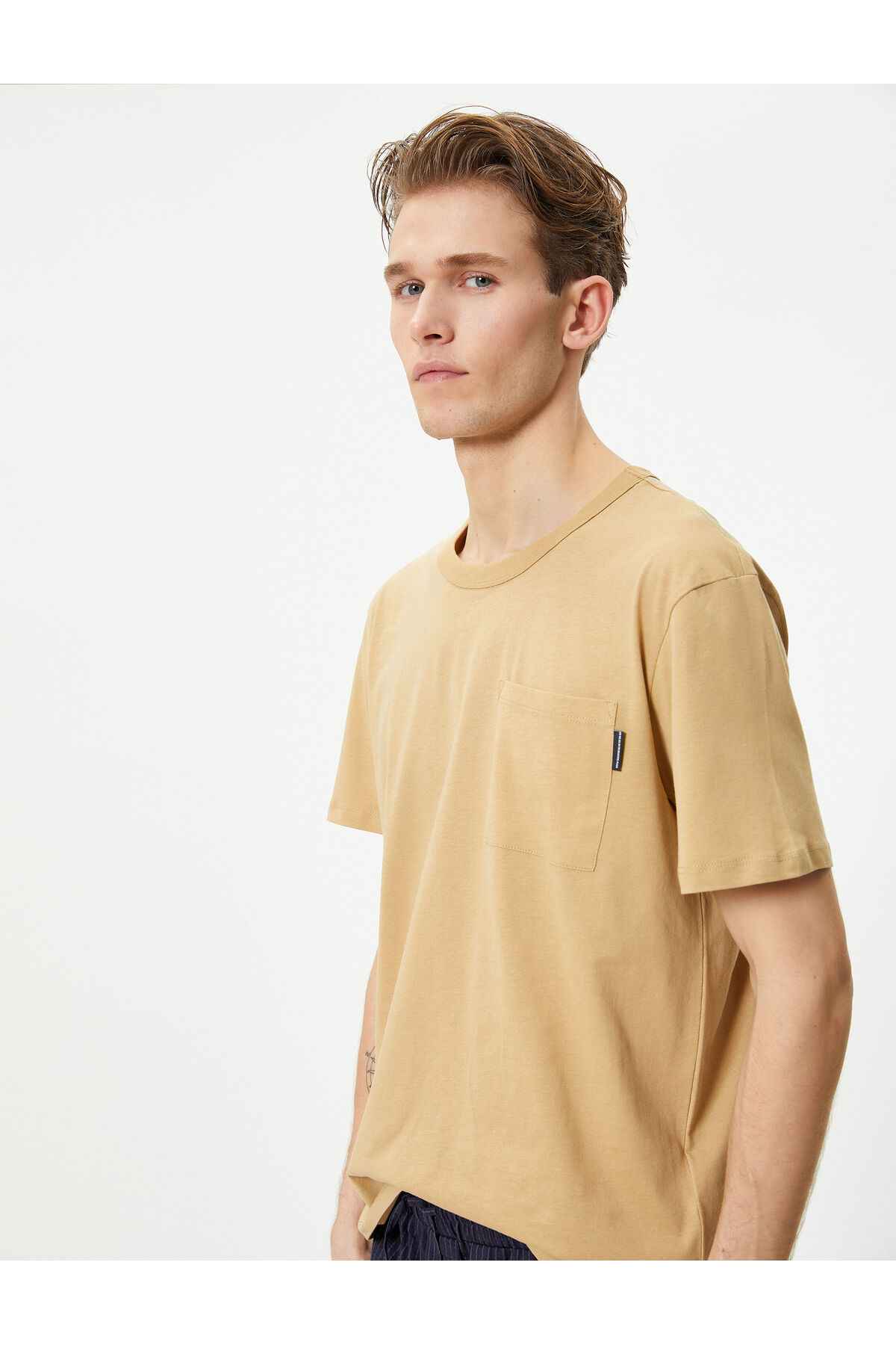 تیشرت یقه خدمه جیبی آستین کوتاه نخی