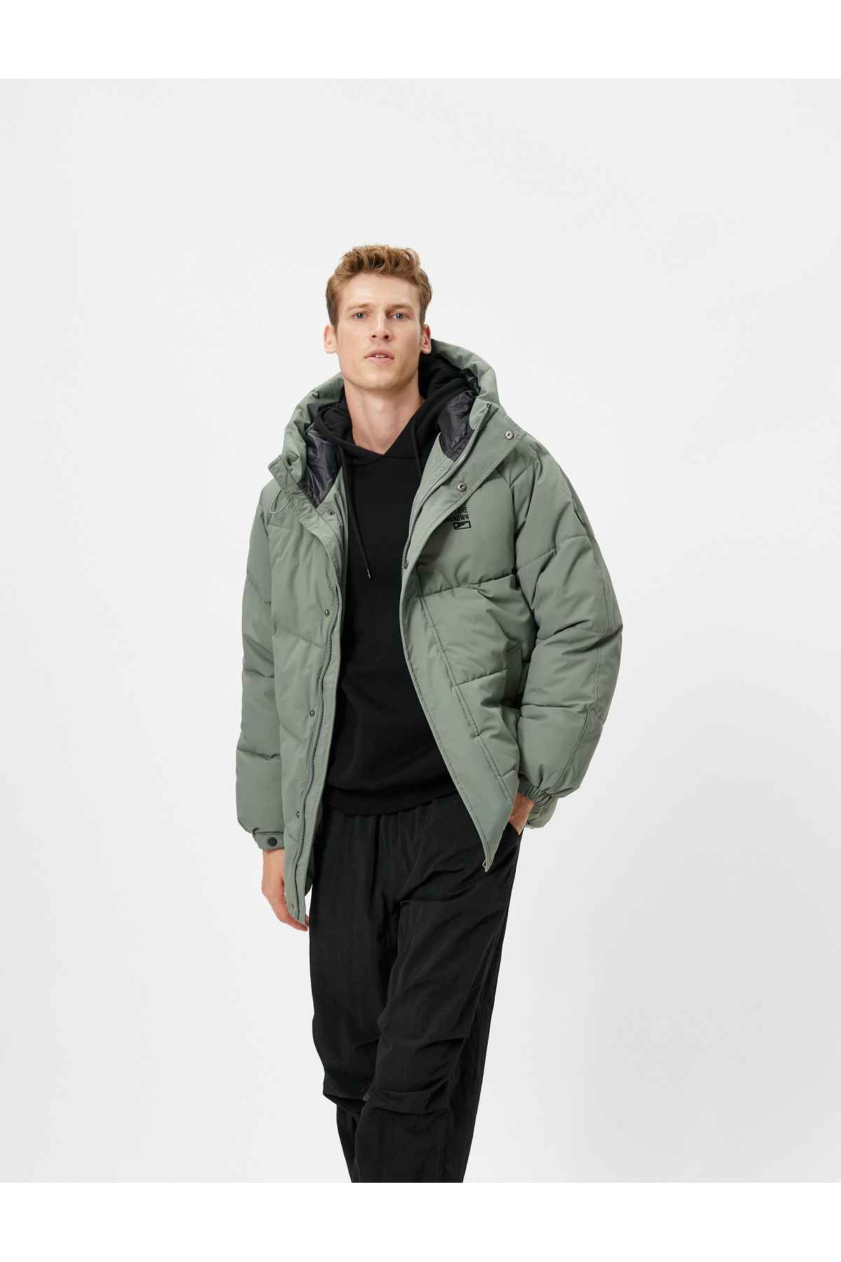 ژاکت پف دار جیب های چاپ شده سرپوش دار دکمه های زیپ دار