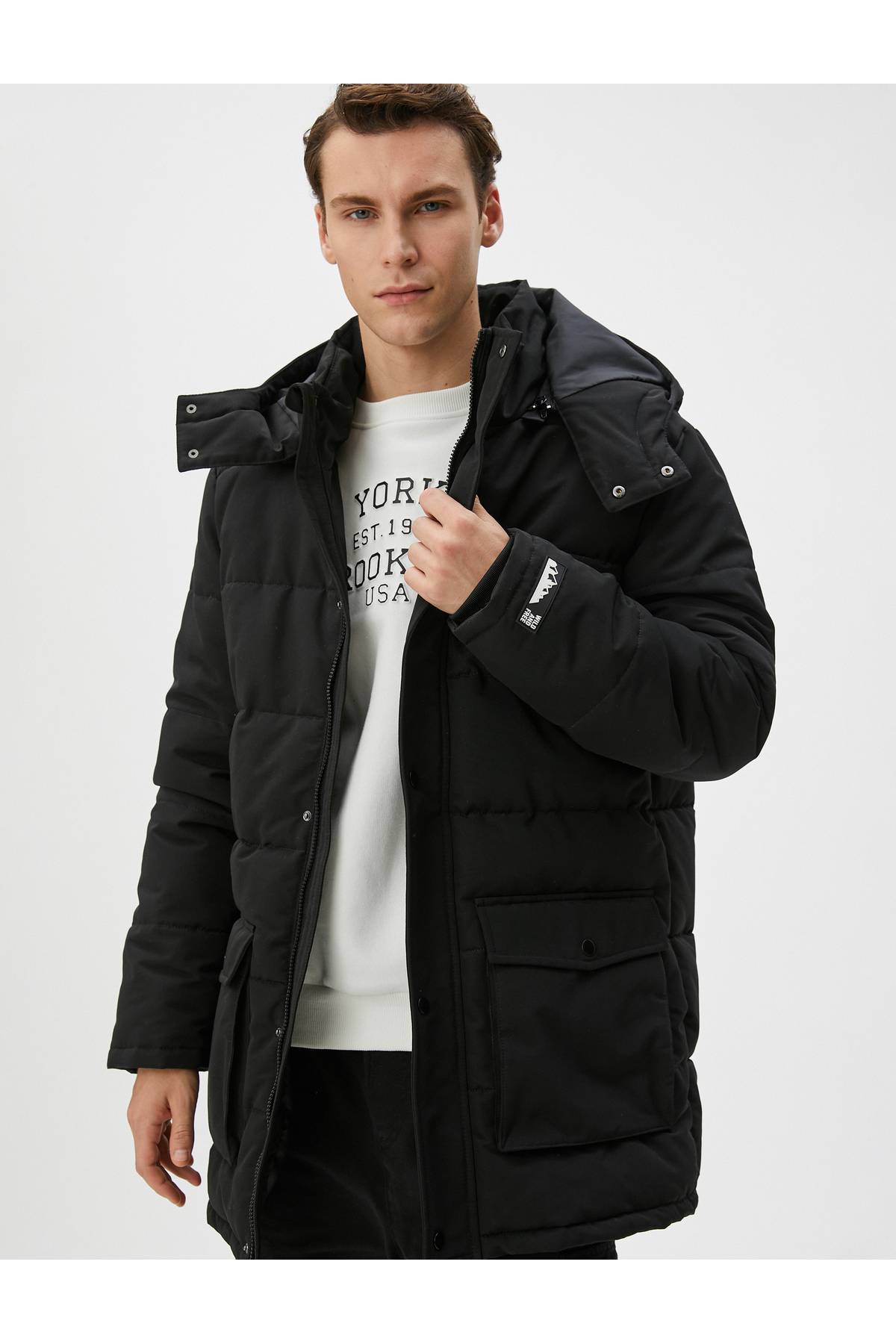 ژاکت پف دار با برچسب چاپ شده جیبی با جزئیات زیپ با دکمه های ضربه ای