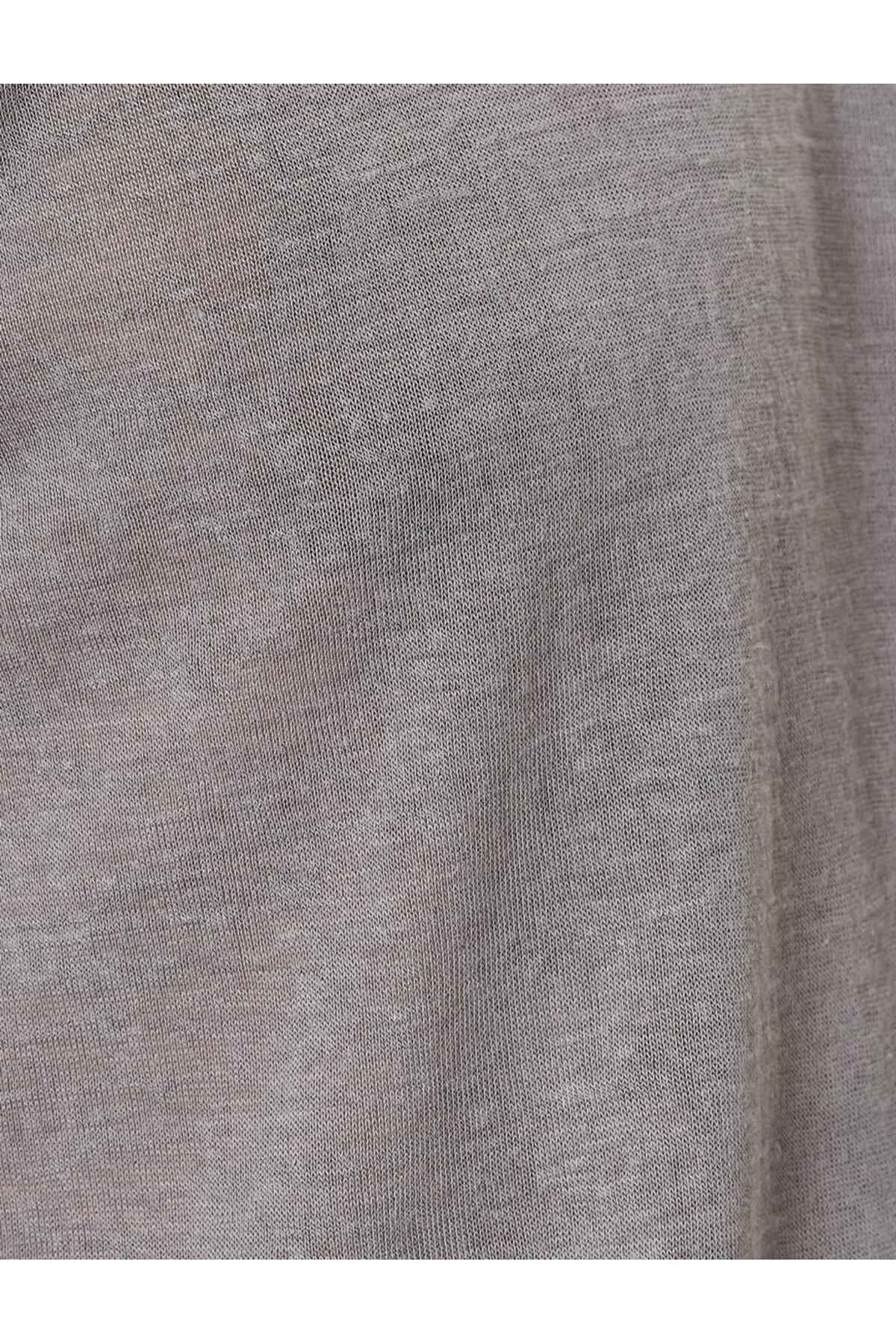 تیشرت یقه خدمه آستین کوتاه با جزئیات دوخت