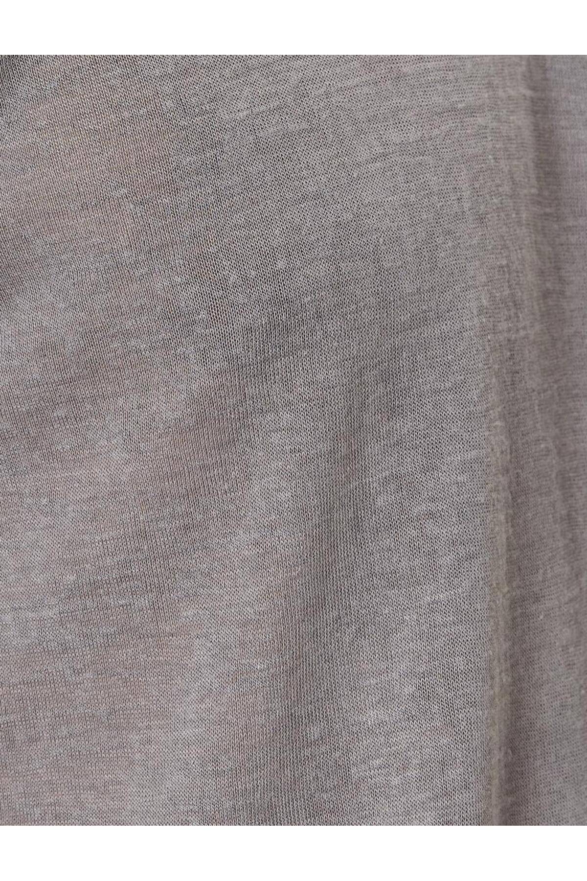 تیشرت یقه خدمه آستین کوتاه با جزئیات دوخت