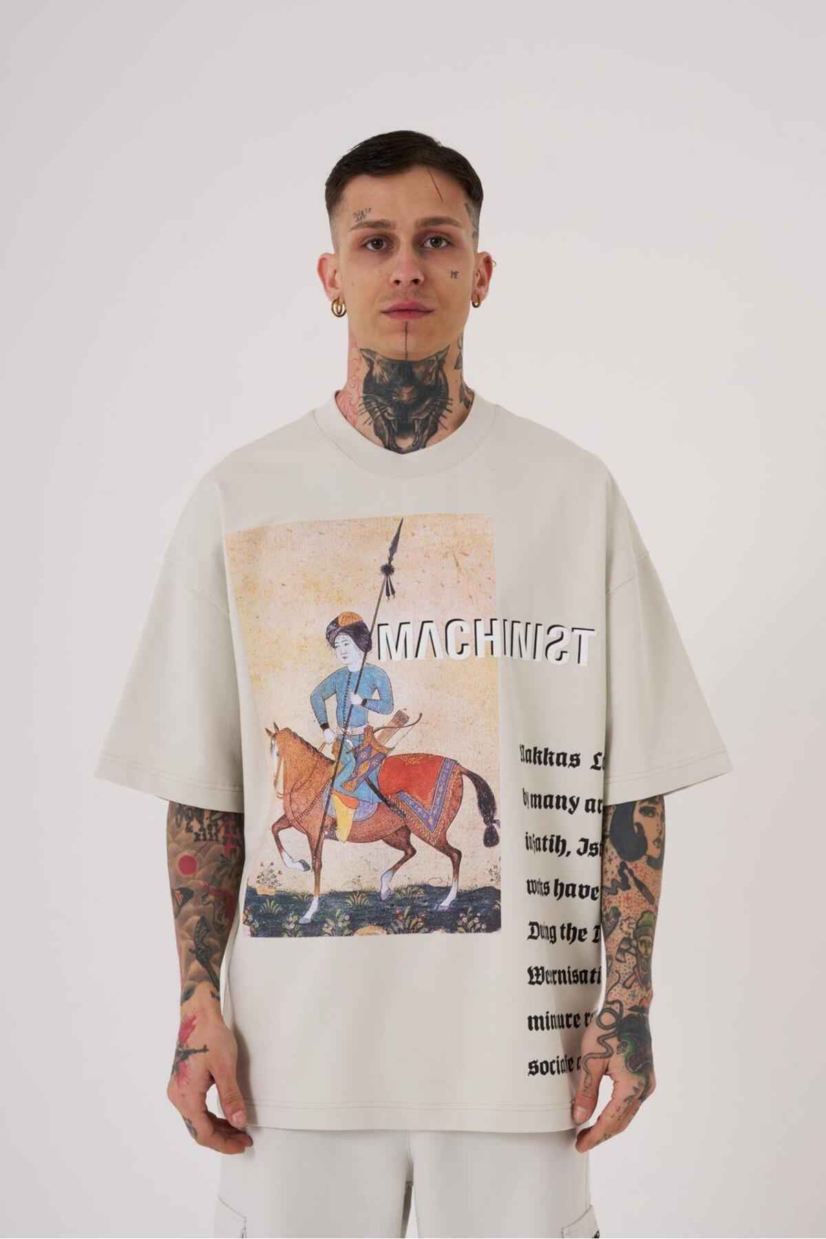 تیشرت اکرو با جزئیات چاپ دوزی شده مردانه