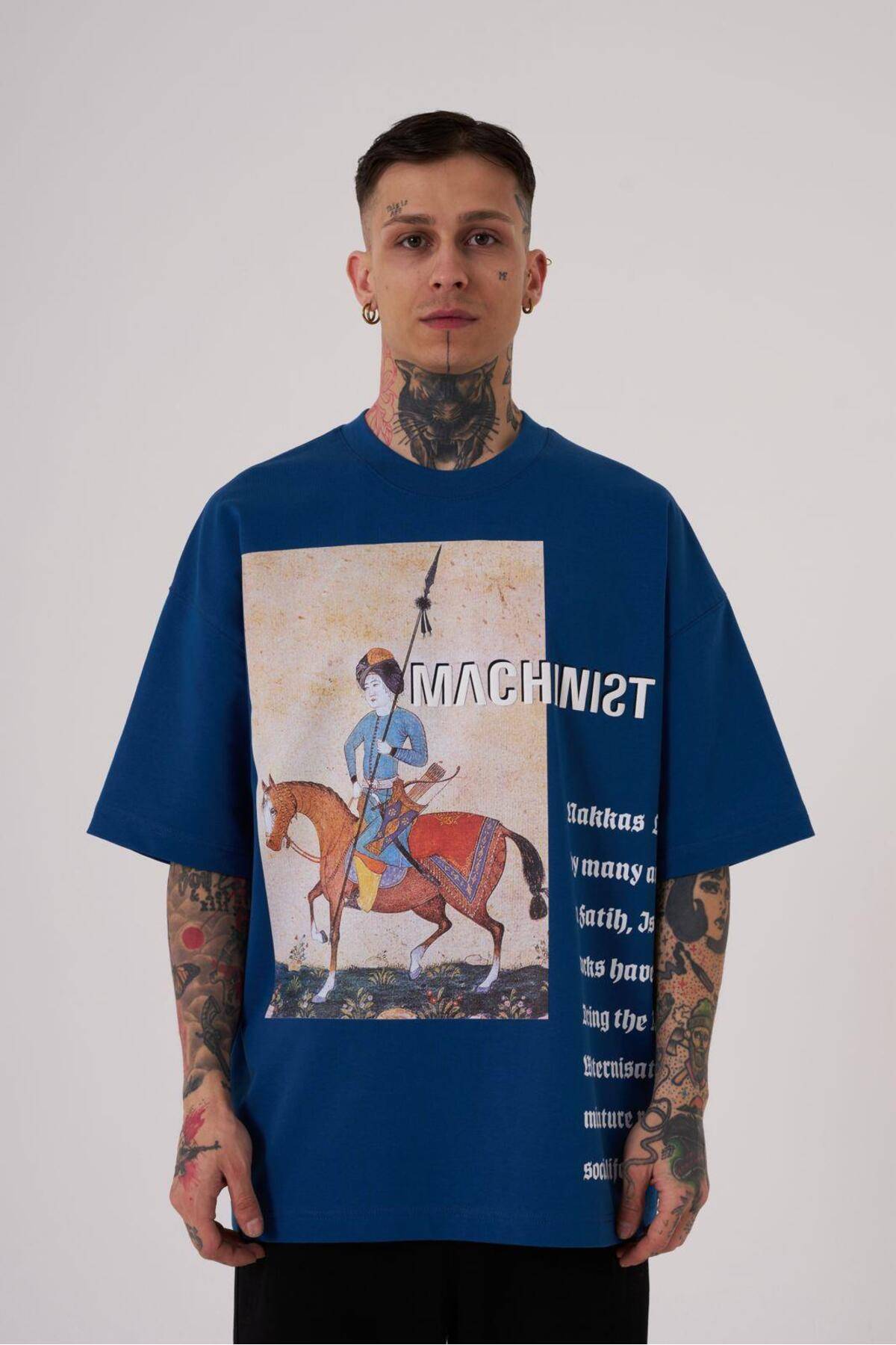 تیشرت اکرو با جزئیات چاپ دوزی شده مردانه