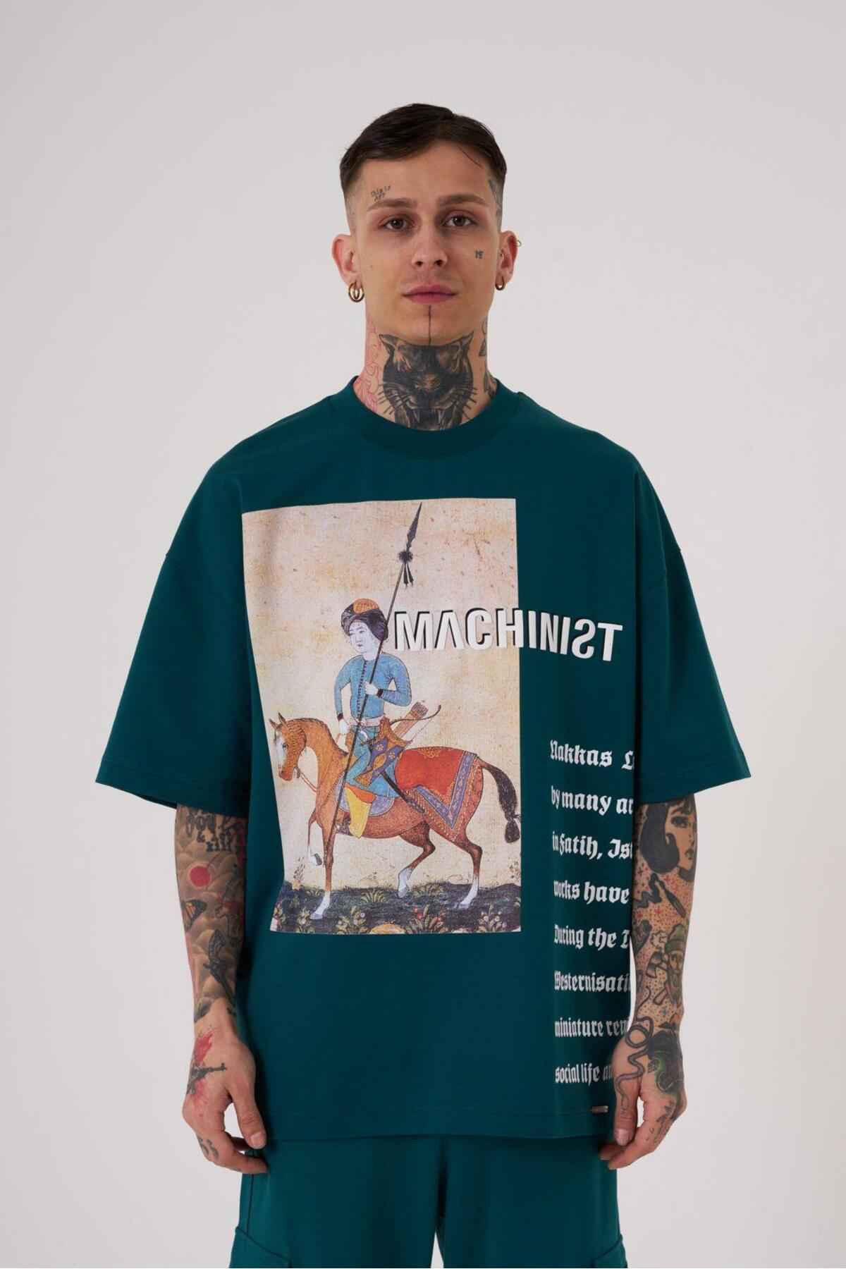 تیشرت اکرو با جزئیات چاپ دوزی شده مردانه