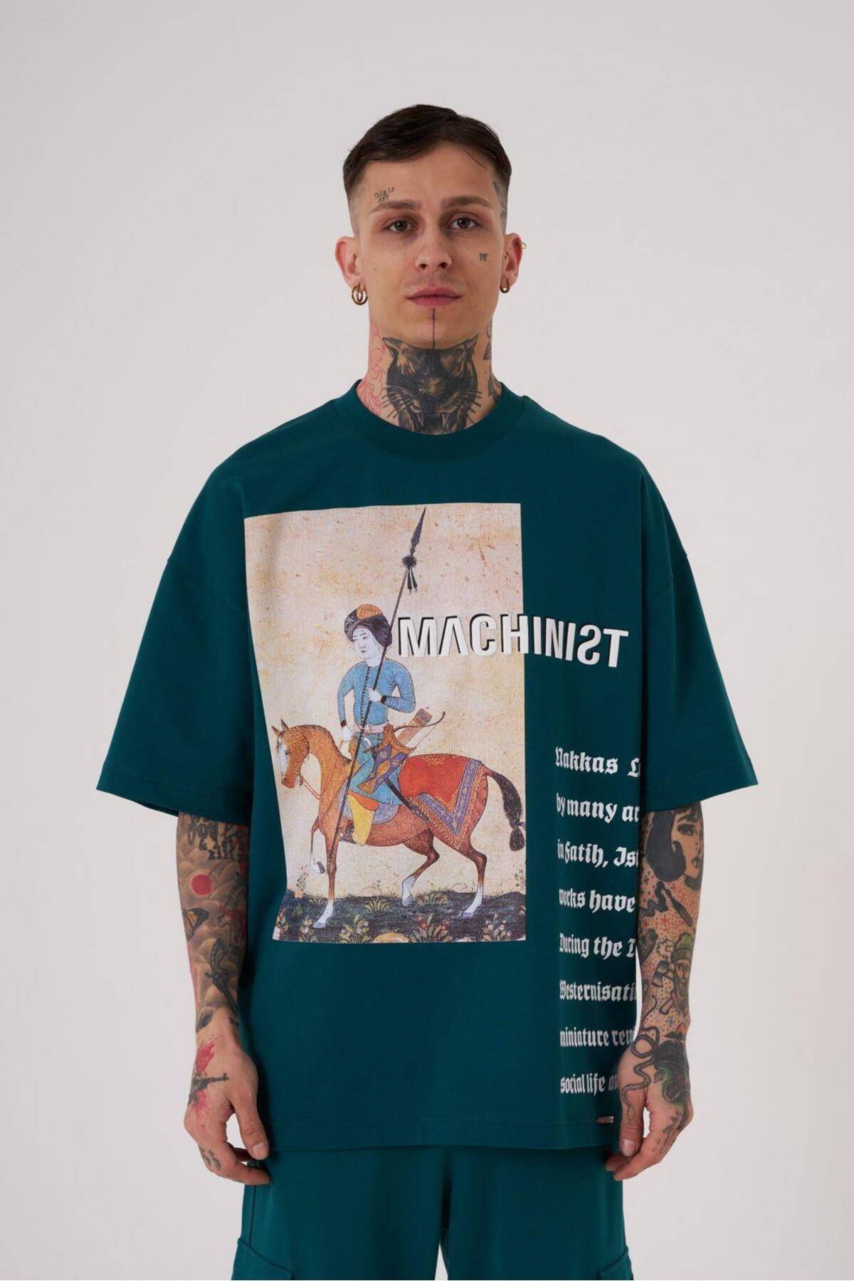 تیشرت اکرو با جزئیات چاپ دوزی شده مردانه