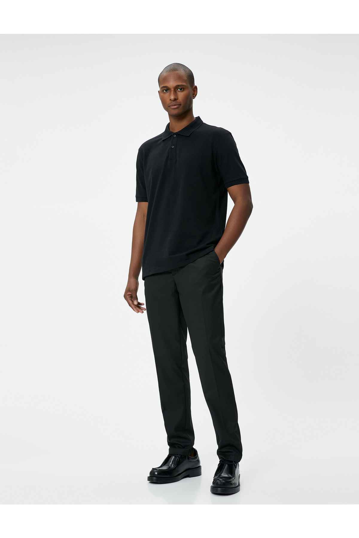 آستین کوتاه تیشرت یقه دار و باریک