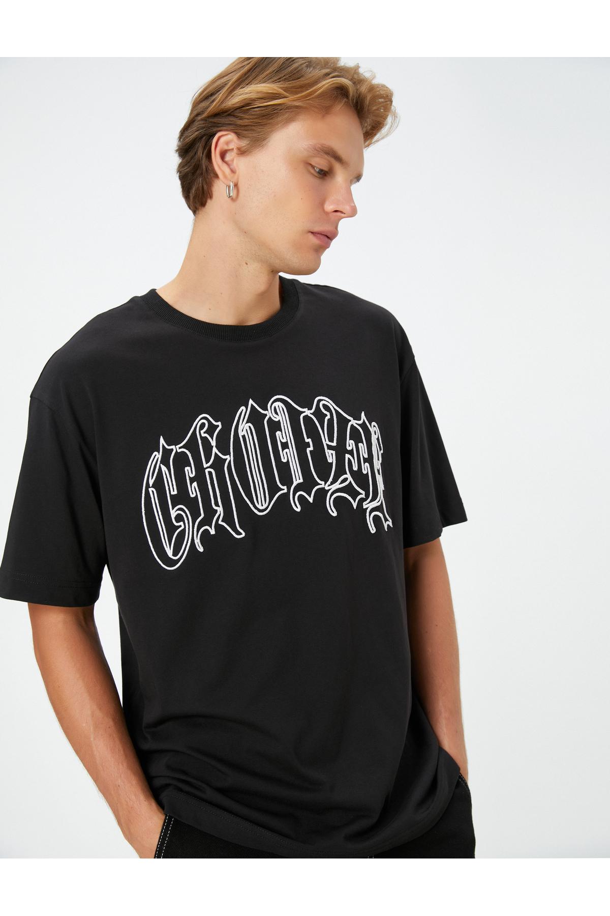 تیشرت گرافیتی دوزی شده با شعار یقه کوتاه آستین کوتاه