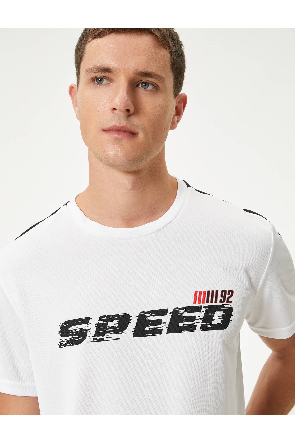 تیشرت ورزشی شعار چاپ شده با یقه خدمه آستین کوتاه با جزئیات