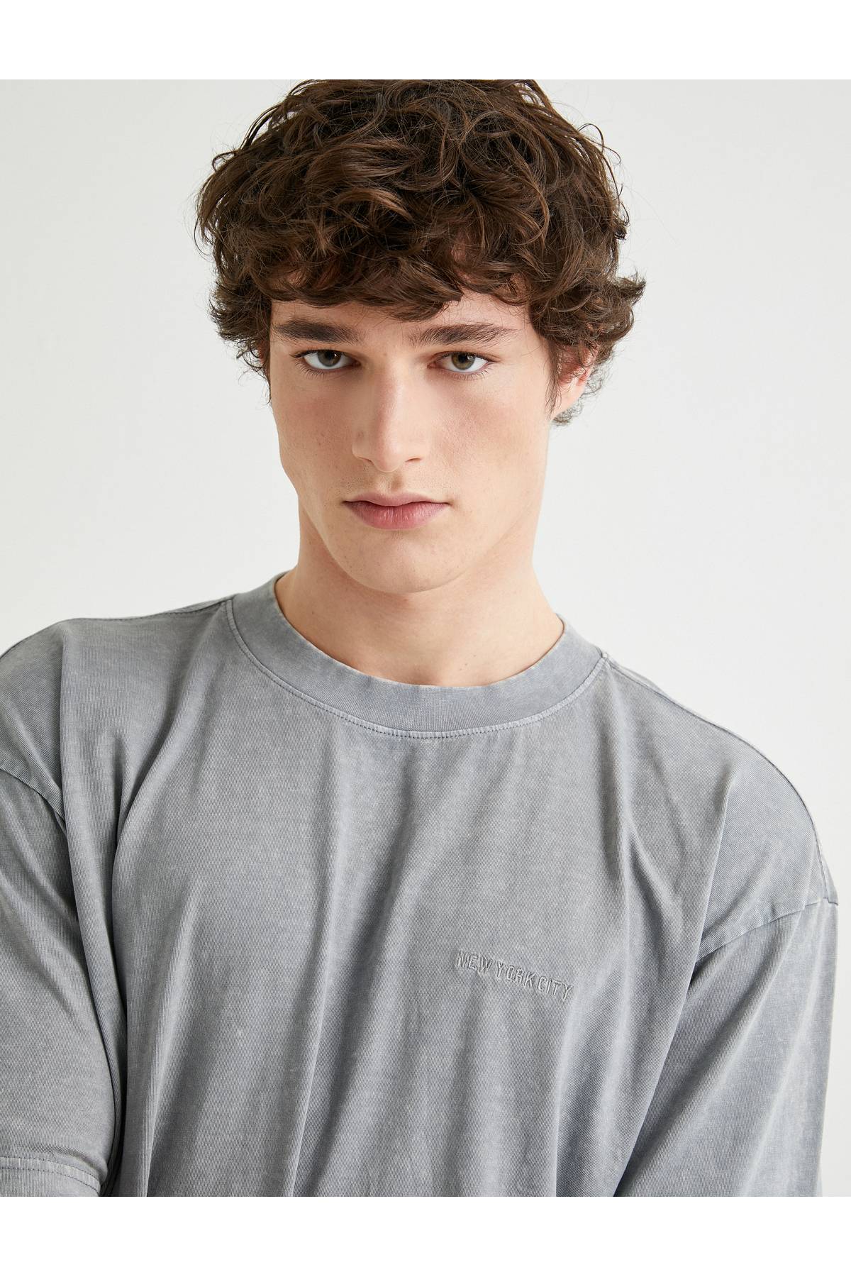 تیشرت قابل شستشو یقه دوزی شده با یقه آستین کوتاه نخی