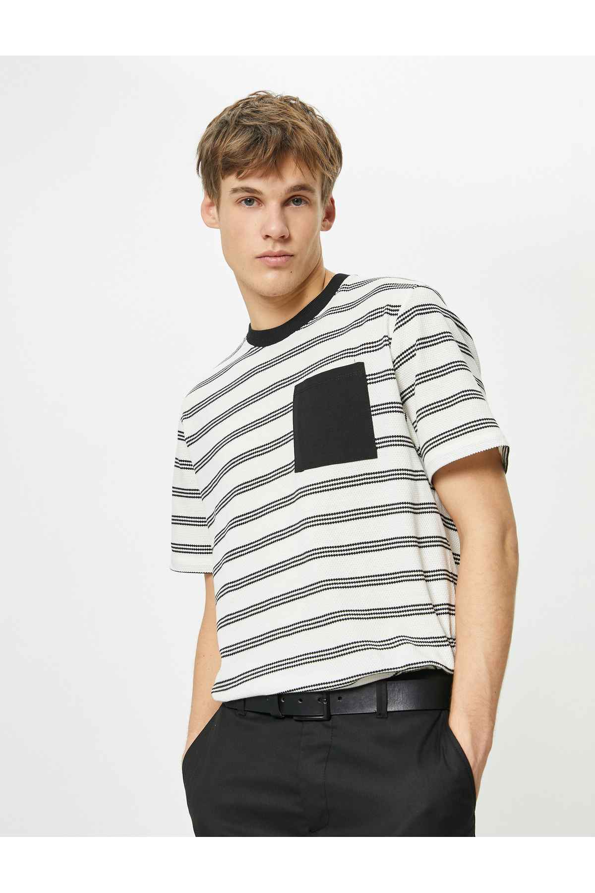 تیشرت جیبی با یقه کوتاه آستین کوتاه