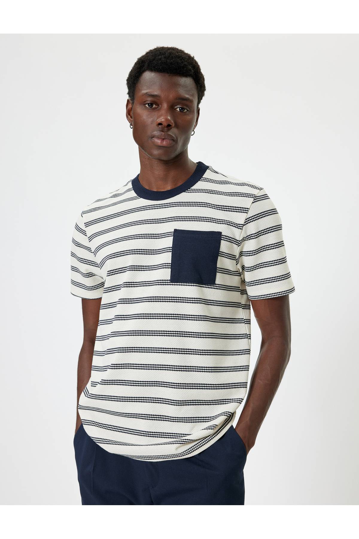 تیشرت جیبی با یقه کوتاه آستین کوتاه