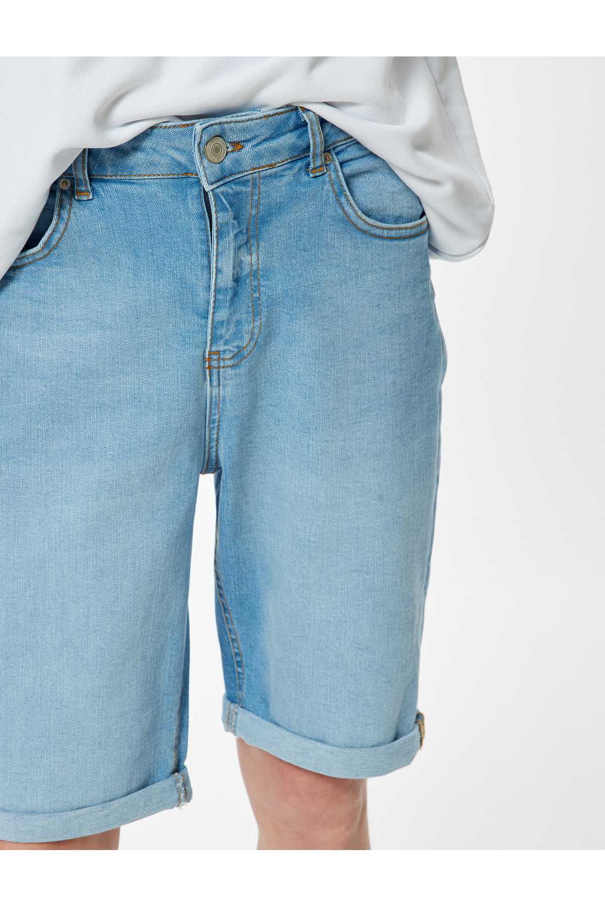 شلوارک جین باریک با دکمه کاف تاشو برمودا