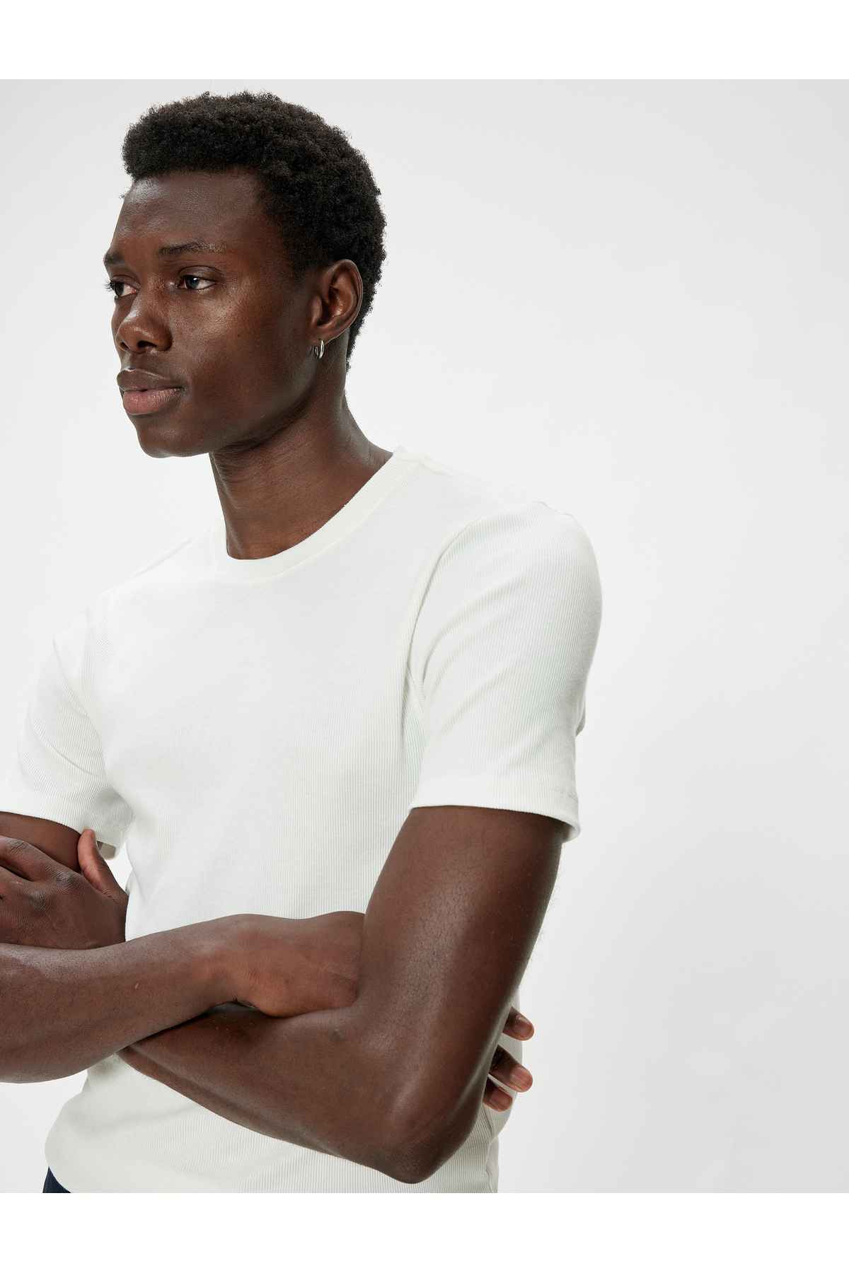 تیشرت اسلیم فیت یقه خدمه آستین کوتاه پایه