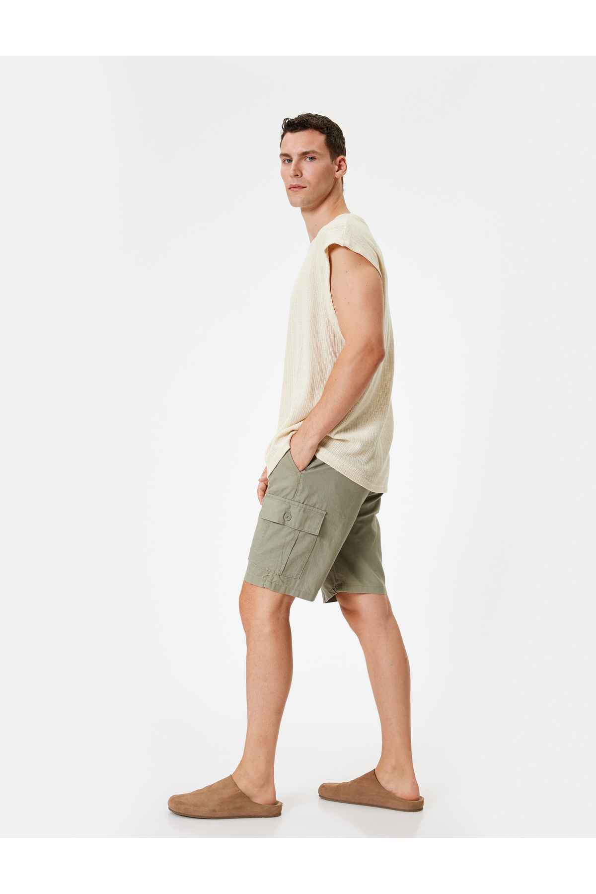 شلوارک کتانی برمودا با جزئیات جیب محموله