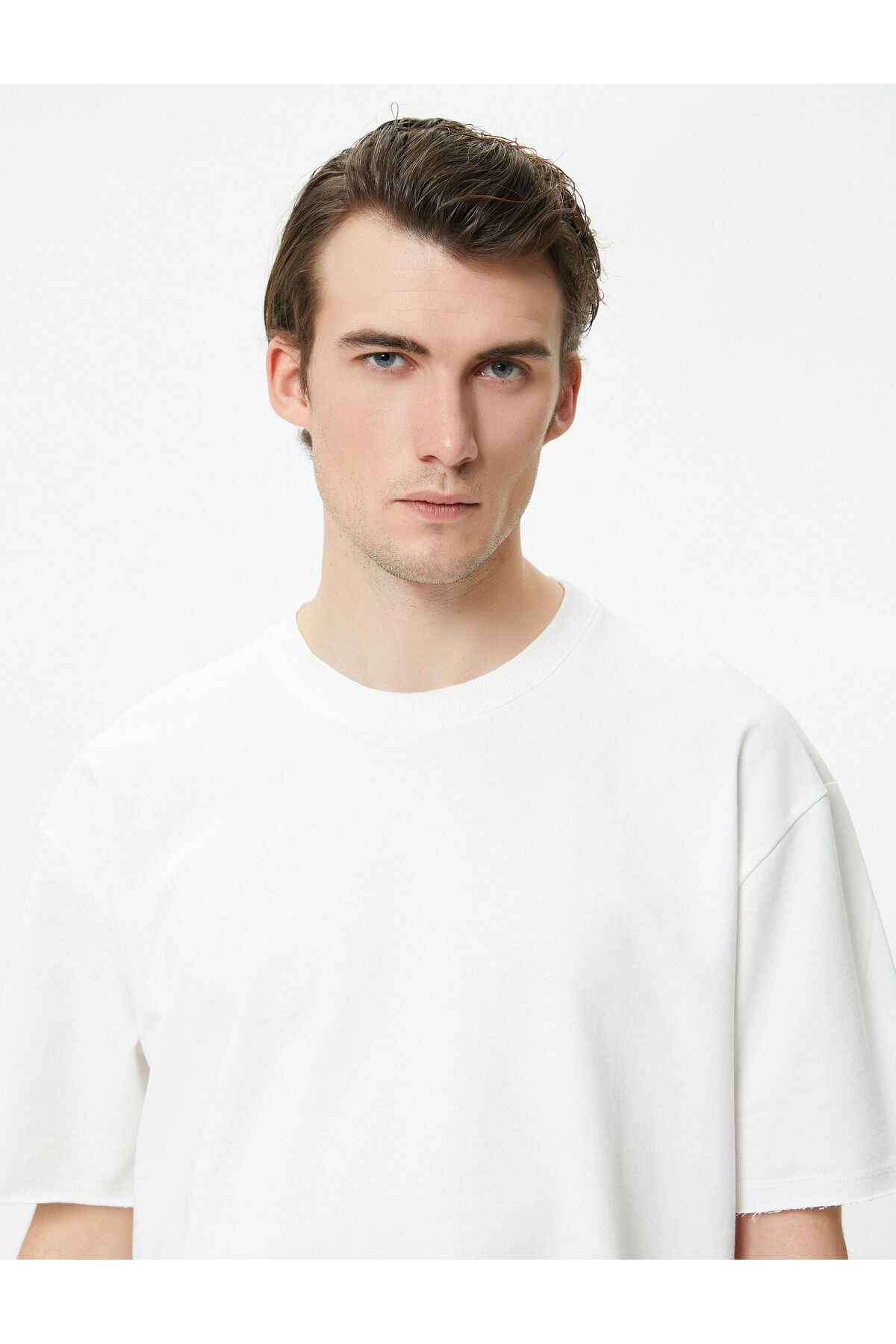 تیشرت بزرگ یقه خدمه آستین کوتاه نخی