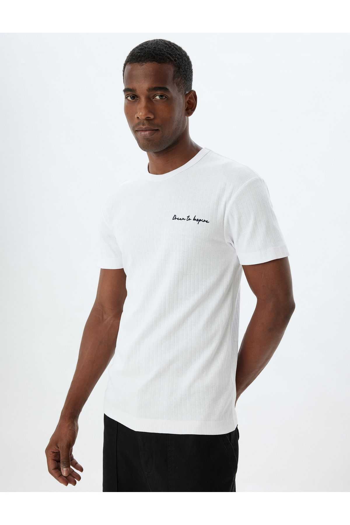 طرح تیشرت با یقه آستین کوتاه نخی چاپ شده با طرح اسلیم فیت