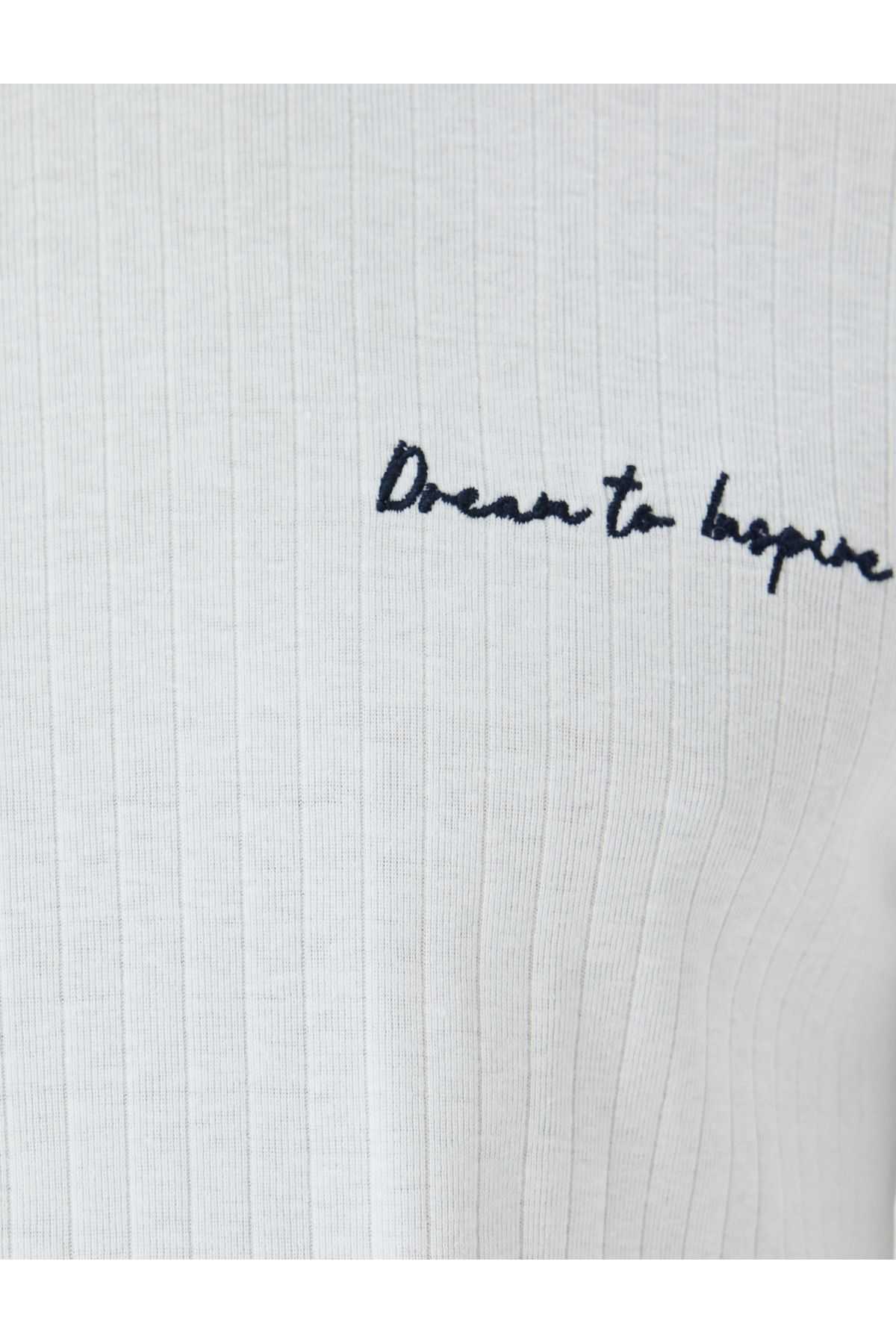 طرح تیشرت با یقه آستین کوتاه نخی چاپ شده با طرح اسلیم فیت