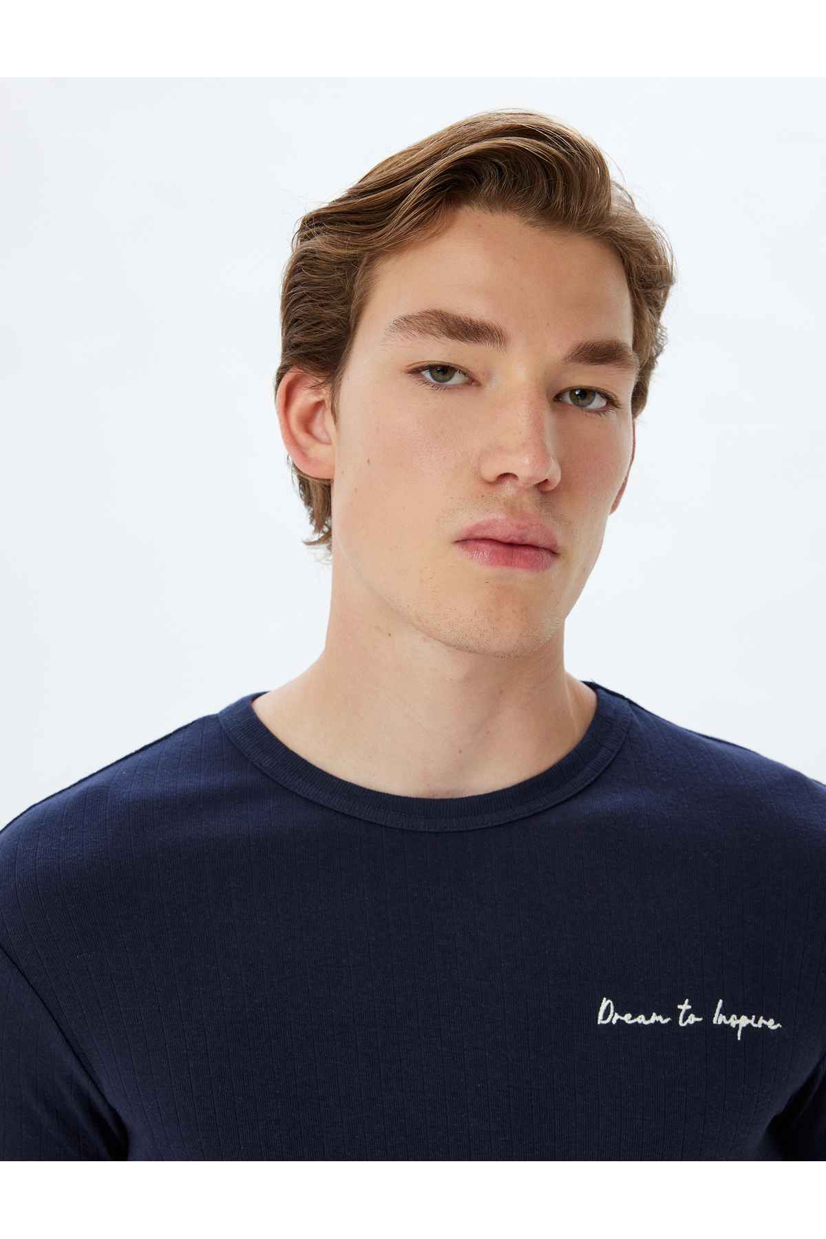 طرح تیشرت با یقه آستین کوتاه نخی چاپ شده با طرح اسلیم فیت