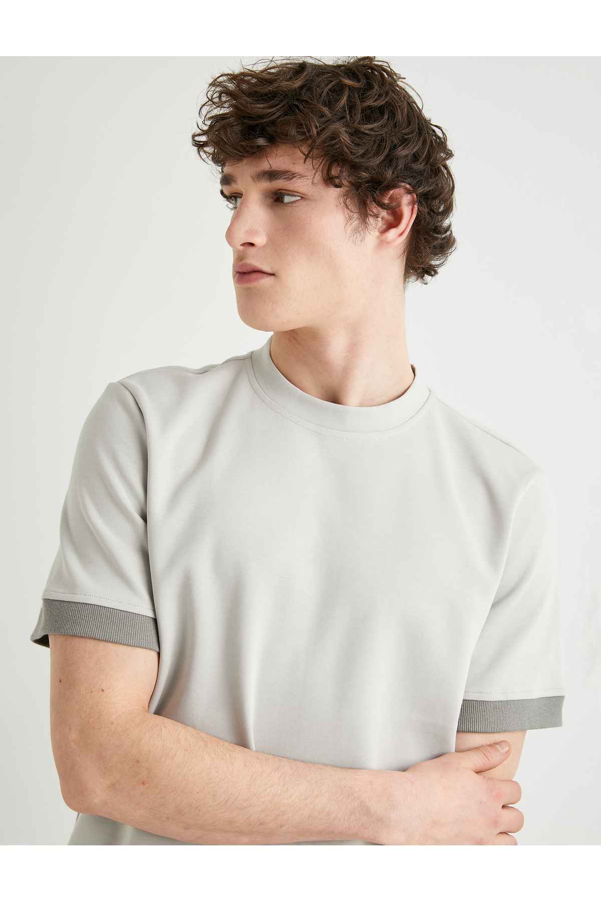 تیشرت یقه خدمه آستین کوتاه با جزئیات پارچه