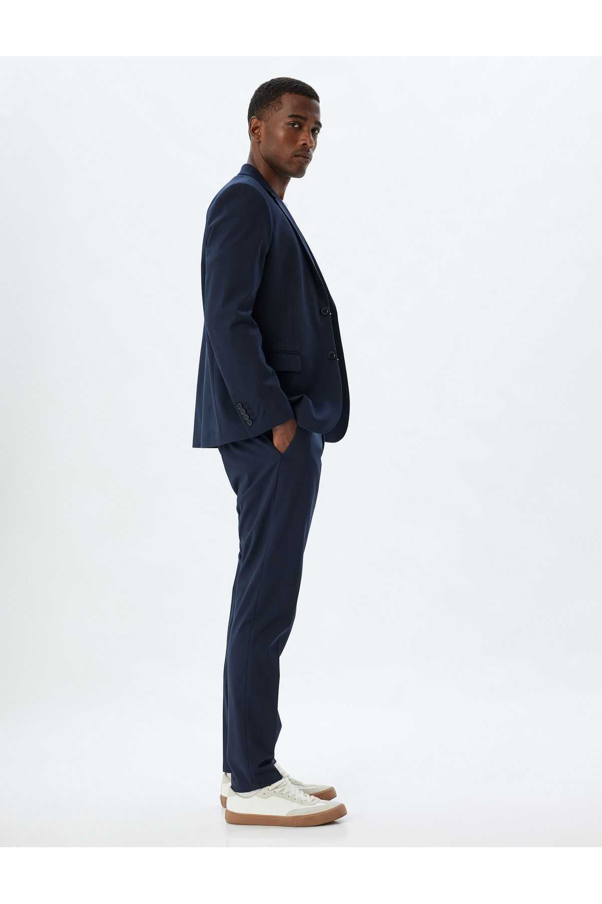 شلوار چینو با دکمه های منظم با جزئیات جیب