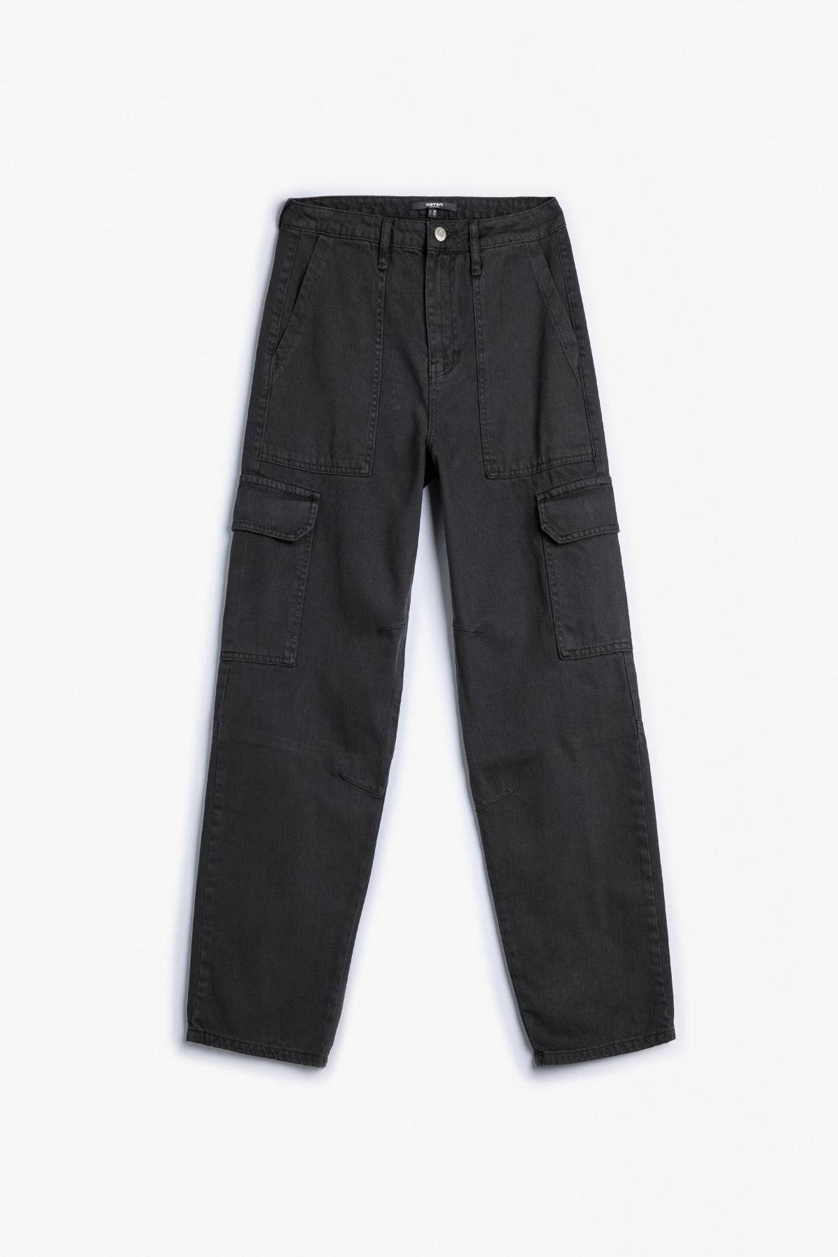 شلوار شسته با جزئیات و دکمه های جیب باری