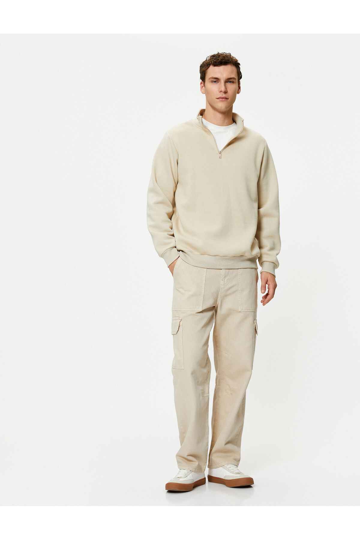 شلوار شسته با جزئیات و دکمه های جیب باری