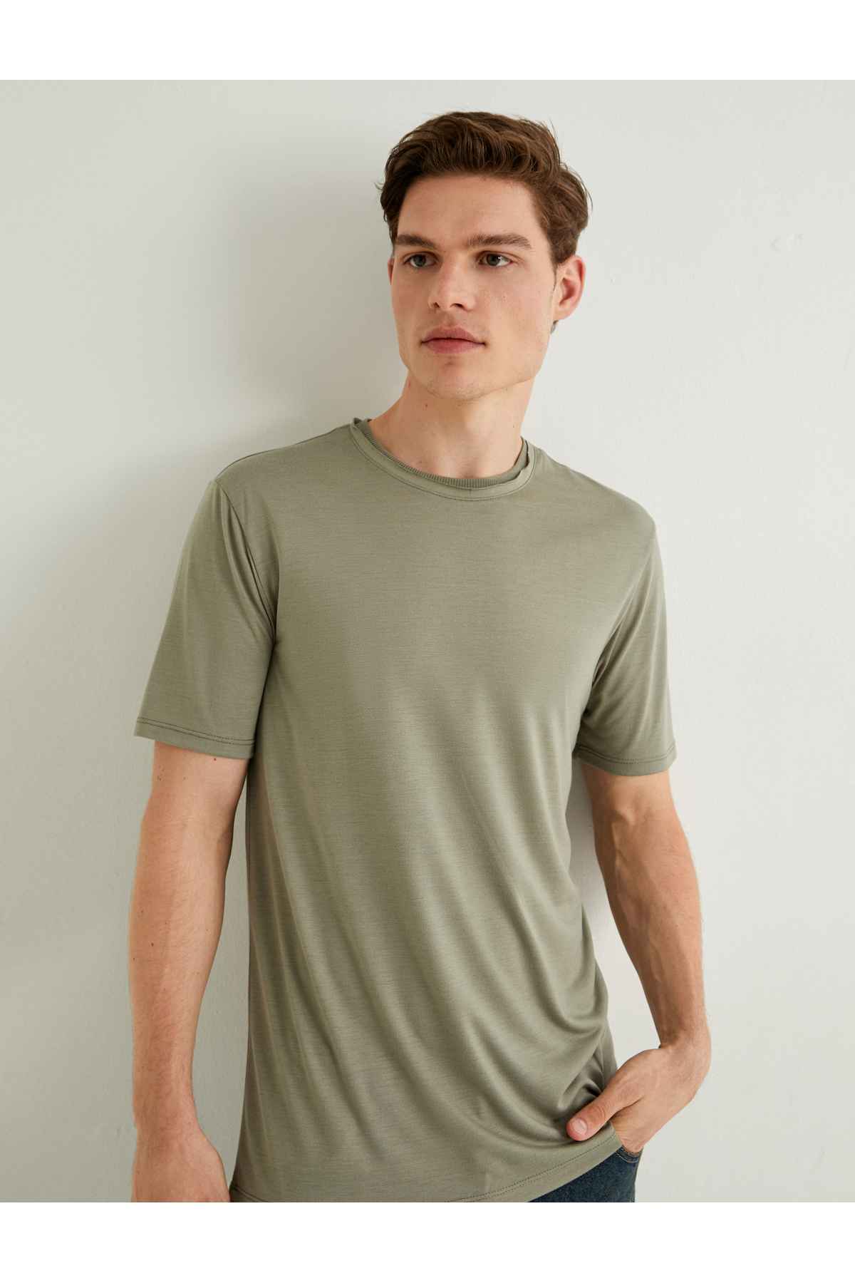 تیشرت پایه آستین کوتاه با یقه باریک