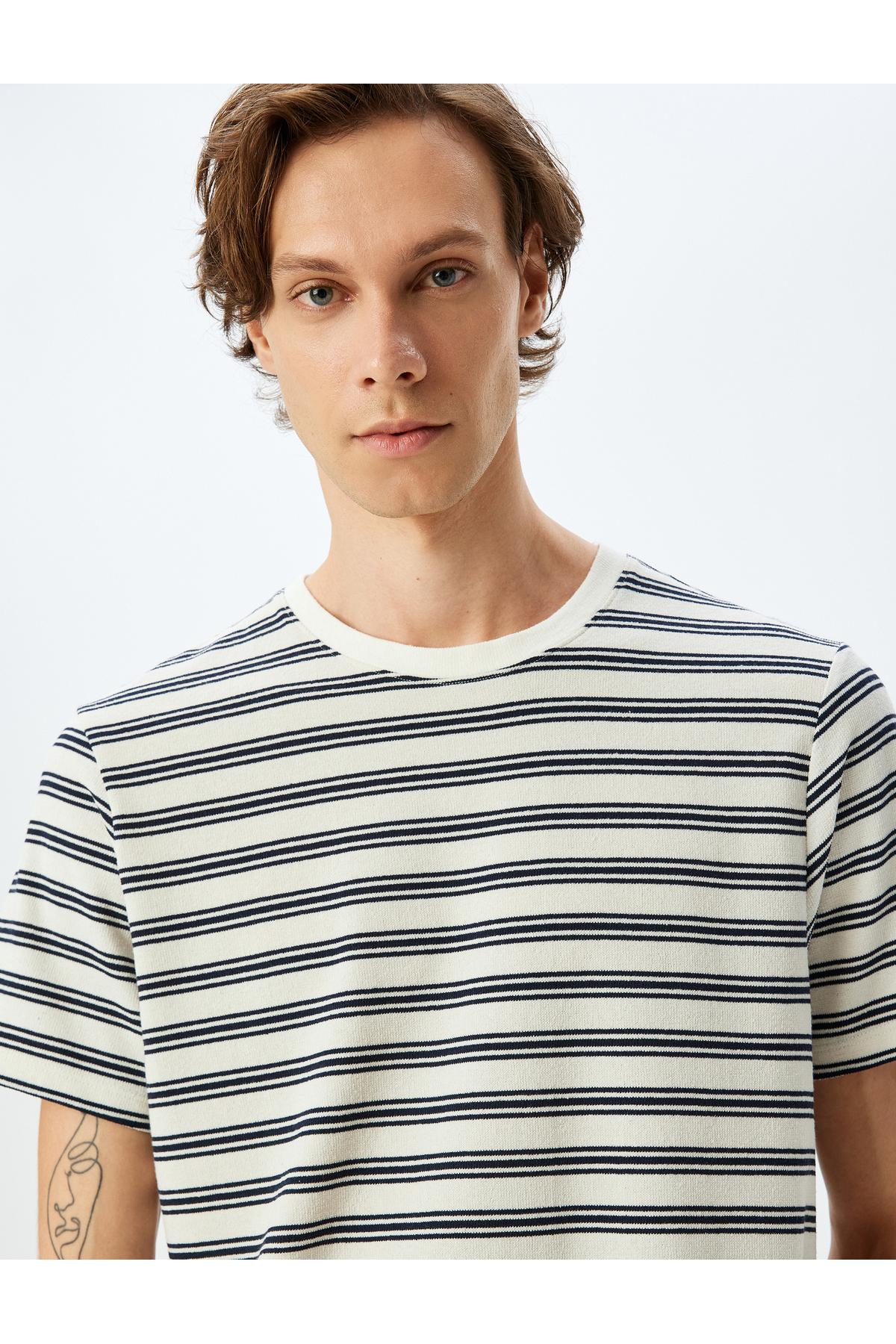 تیشرت راه راه یقه کوتاه نخی ترکیبی پارچه تری