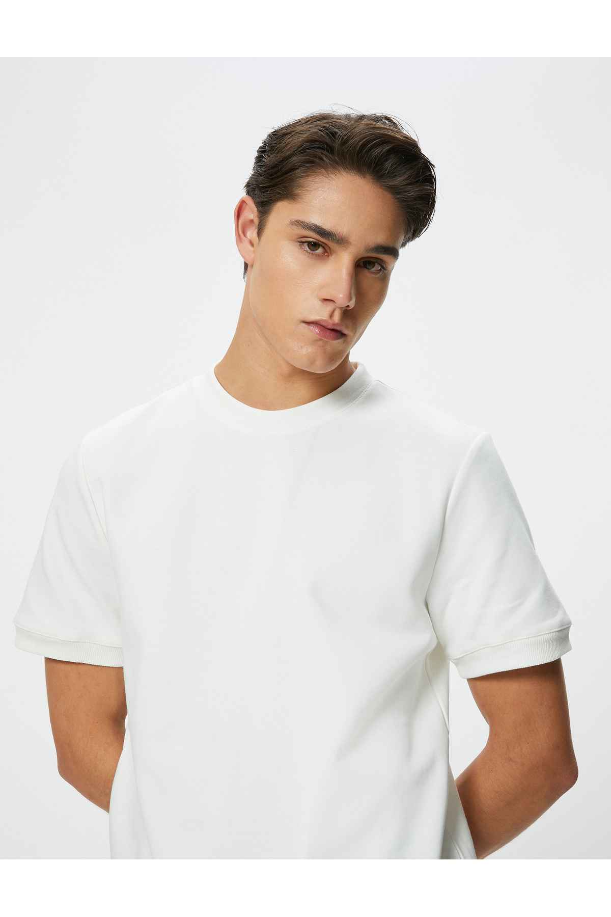 تیشرت یقه خدمه آستین کوتاه با جزئیات پارچه