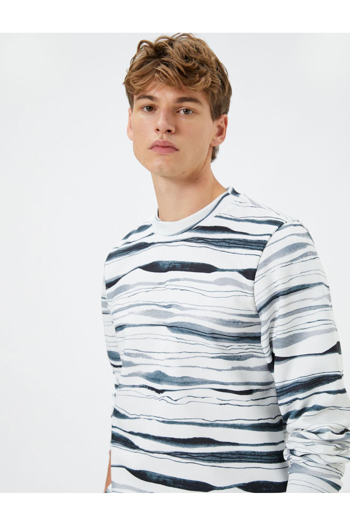 سویشرت یقه خدمه چاپ آستین بلند